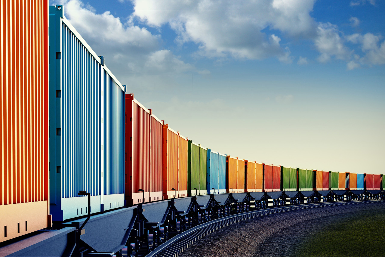 цветни контейнери на влак движещ се по релси